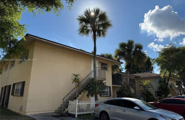 15699 SW 73 CR - 15699 Southwest 73rd Circle Terrace, Kendall West, FL 33193