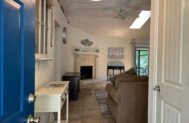 3/2 Centrally located! Walk to the Beach! Gallery 4