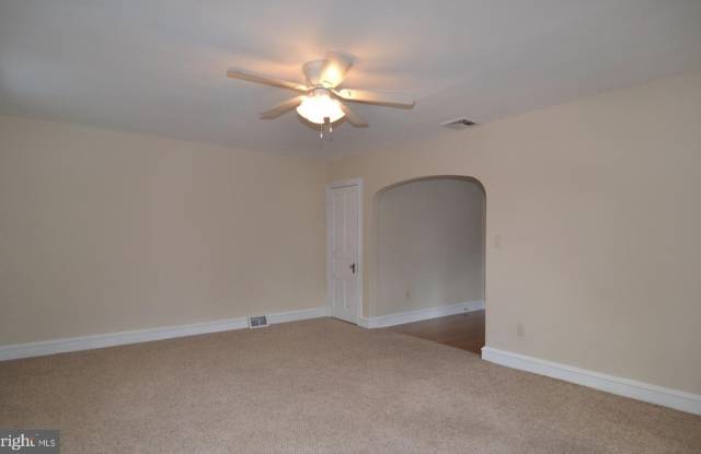 17 W SUMMIT Avenue Gallery 3