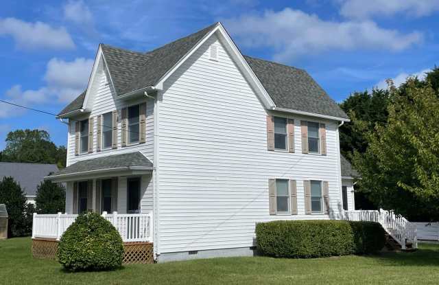 Farm house charm! A great home with a country feel and a spcious yard to enjoy. Gallery 1