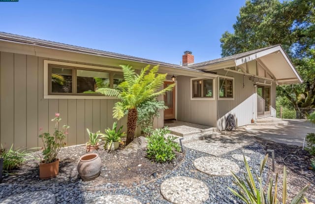 8 Via San Inigo - 8 Via San Inigo, Orinda, CA 94563