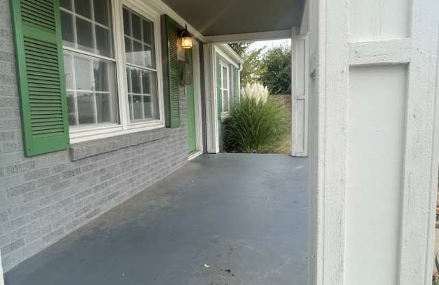 2 bed, 1 bath all updated and includes full size appliances! Walk to Uptown 23rd area! Gallery 3