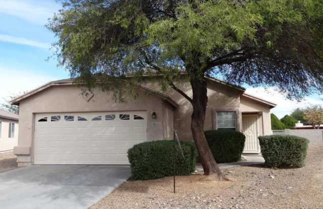 4 Bedrooms & 2 Baths with Big Back Yard and a Convenient Near Eastside Location Gallery 1