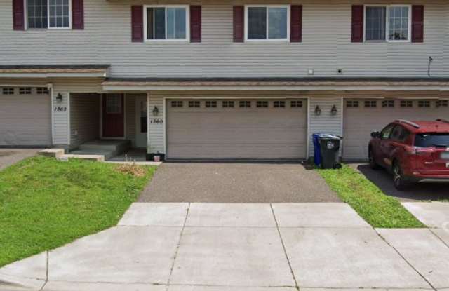 Gorgeous 3 Bedroom, 2 Full Bathroom Townhome in Desirable Location photos photos