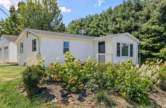 Cozy single family home just outside city limits Gallery 1