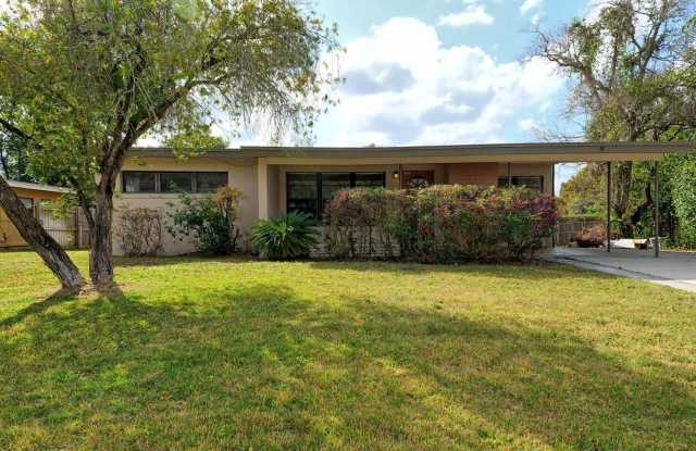 Beautiful 3bd 2bth Home with patio and large back yard available now! Great Location! Landscaping included! - 882 Prim Drive, Orlando, FL 32803