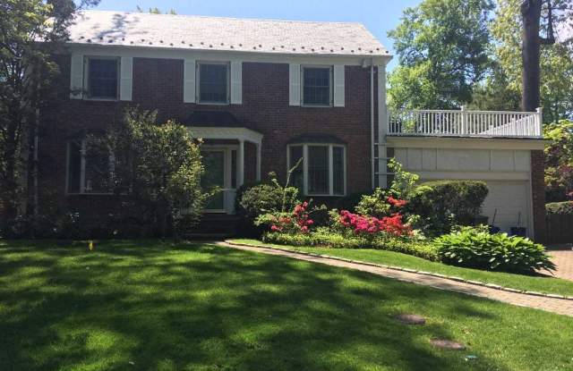 12 Woodlawn Ave - 12 Woodlawn Avenue, Great Neck Gardens, NY 11023