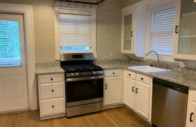 2/1 home in Travis Heights Gallery 4