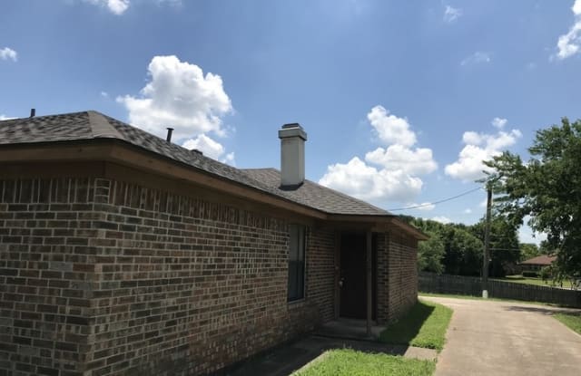 1051 Cottonwood Trail - 1051 Cottonwood Trl, Benbrook, TX 76126
