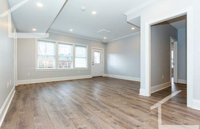 Charming 4 Bedroom -NO Broker Fee Gallery 3