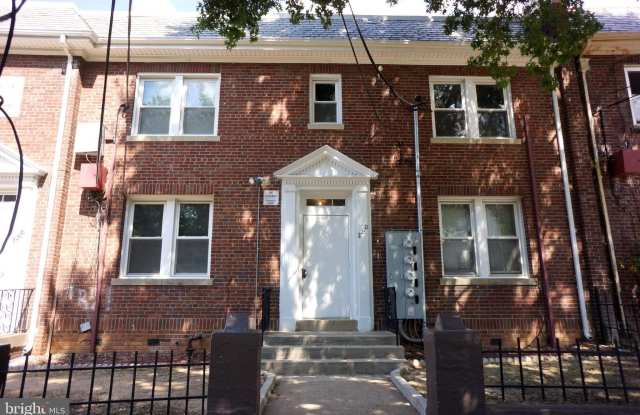 2210 NICHOLSON Street SE unit: 3 photos photos