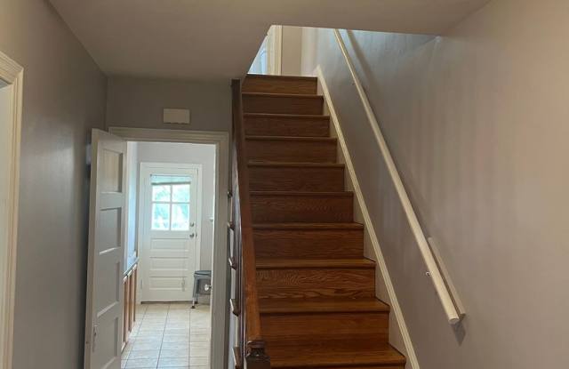 Beautiful semi detached 3 bedroom home near Benning Road Metro Gallery 2