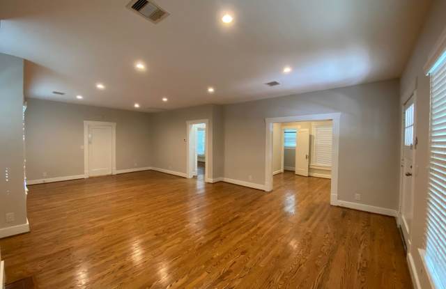Elegant 3/1 Bungalow across the street from The Menil Gallery! Gallery 4