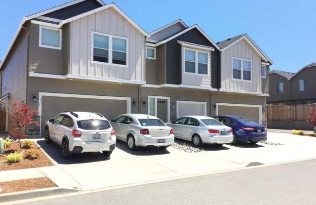 2 Car Garage Luxury home for rent!! - 316 North 33rd Court, Ridgefield, WA 98642