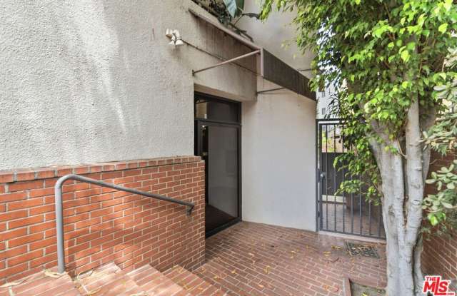 500 S BARRINGTON Ave Gallery 2
