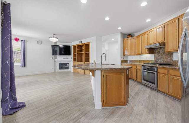 Beautiful House - Close to Everywhere with Mountain Views Gallery 4
