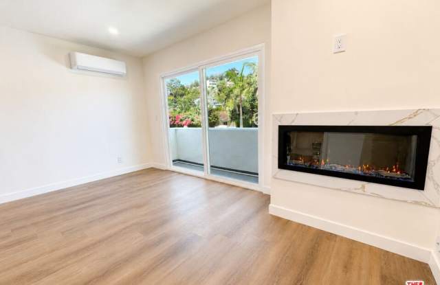 2449 N Beachwood Dr Gallery 4