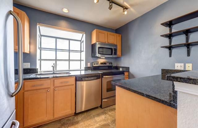 2 Bedroom 2 Bath End Unit Condo with covered parking! - 4980 Meredith Way, Boulder, CO 80303