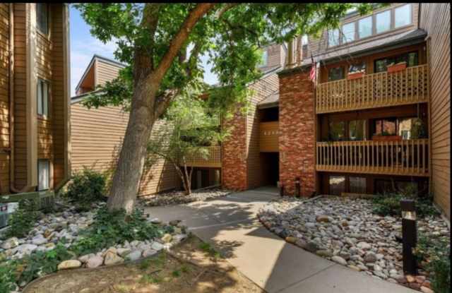 Charming Second Floor 2BR Condo in West Lakewood - 12354 West Nevada Place, Lakewood, CO 80228