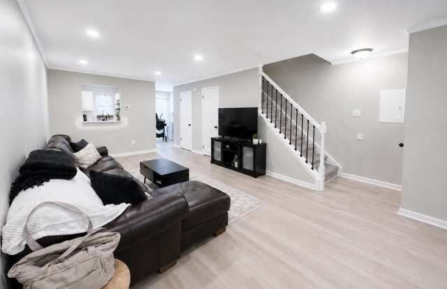 937 WOODSTOCK COURT Gallery 3