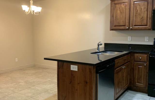 Garage, Pool & 3 Weeks Rent Free | Spacious 3 Bed 2.5 Bath Townhome in West Haven! Gallery 4