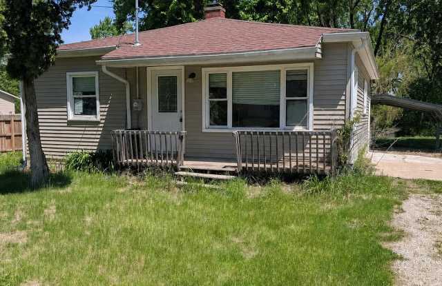 Cozy 2 Bedroom Home With Covered Parking in East Moline! photos photos