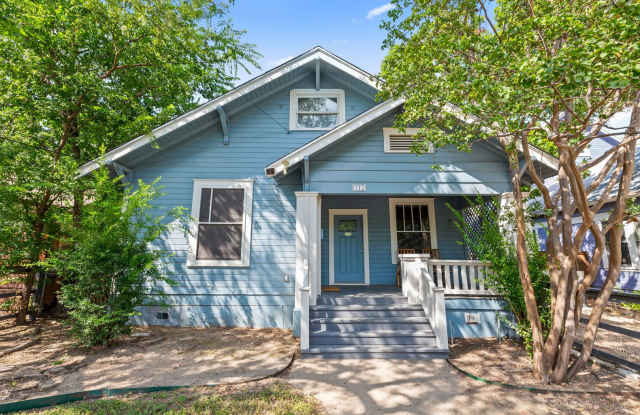 UT PRE-LEASE: Hyde Park 4 bed / 3 bath.  Open Floor Plan, Wood Floors, Backyard with deck, 2 car garage! Gallery 4