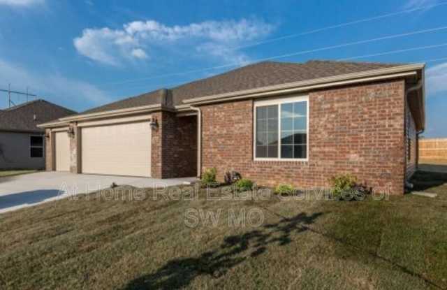 3132 N Oakland photos photos