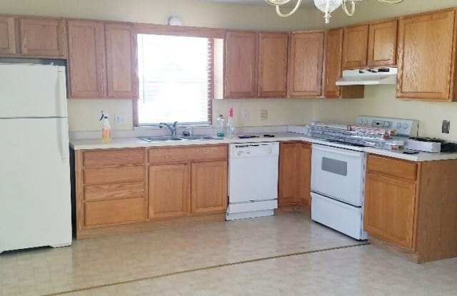 1900 5th Ave NW - 1900 5th Ave NW, East Grand Forks, MN 56721