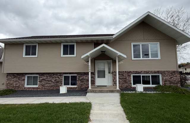 5 Bed 2 Bath Single Family Home in Marshfield photos photos 5 Bed 2 Bath Single Family Home in Marshfield photos photos