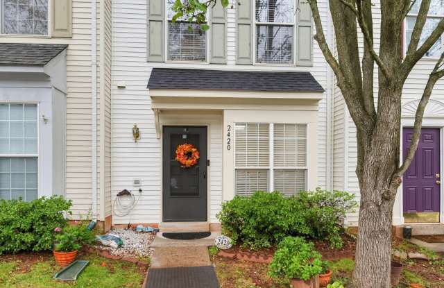 Spacious 3BR/2.5BA Herndon Townhome | 1,692 SF | Near Shopping & Silver Line Metro | 2 Pools | Pet Friendly | Solar Gallery 1
