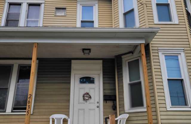 Spacious 3 bedroom 1.5 bathroom photos photos