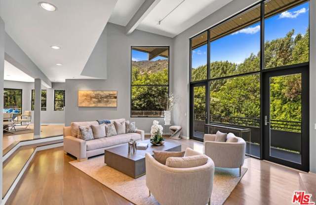 3386 Mandeville Canyon Rd Gallery 4