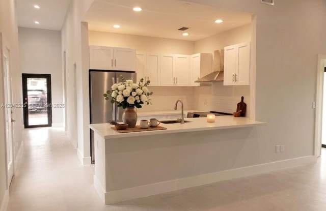 313 NE 169th Street, North Miami Beach, FL 33162 - 2329 photos photos