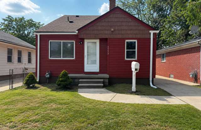 1773 Russell Avenue Gallery 1