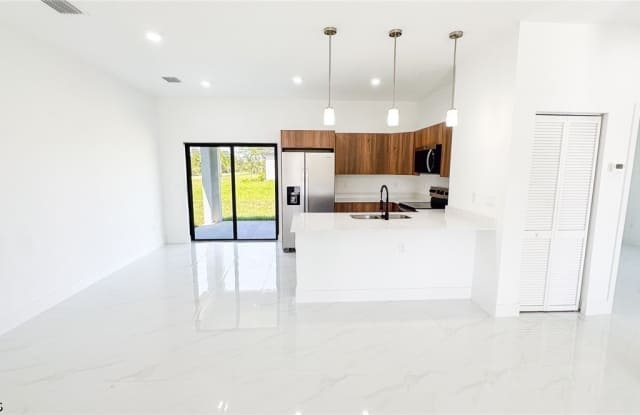 1843 Richmond Avenue N Gallery 4
