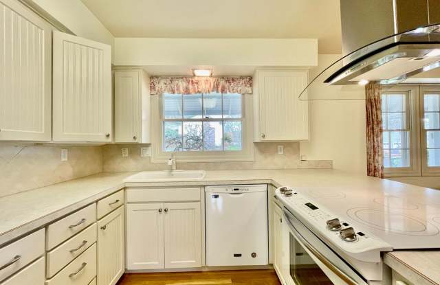 Beautiful Ranch Style Classic Home with large Garage, Washer Dryer, and 2 Fireplaces!!!! Gallery 4