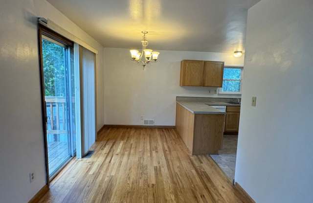 2.5 Miles (6 minutes or less) to Oregon Tech and Sky Lakes Medical Center! Perfect setup for Roommates! - 1920 Auburn Street, Klamath Falls, OR 97601