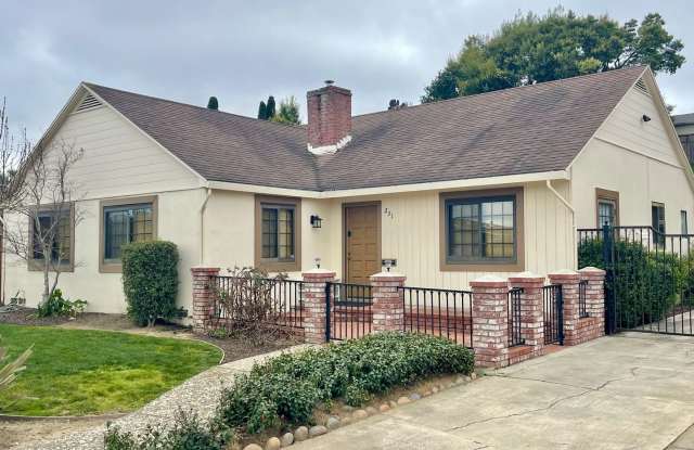 Indoor/outdoor living, spacious 4/2 on a quiet street in Mills Estates photos photos