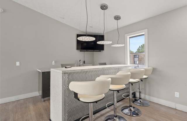 Center Court Apartments Gallery 3