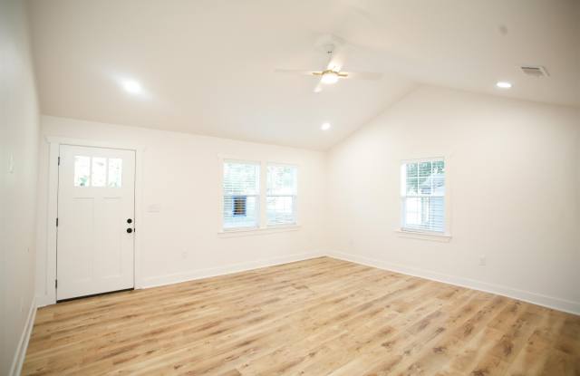 1916 Vance Street Gallery 3