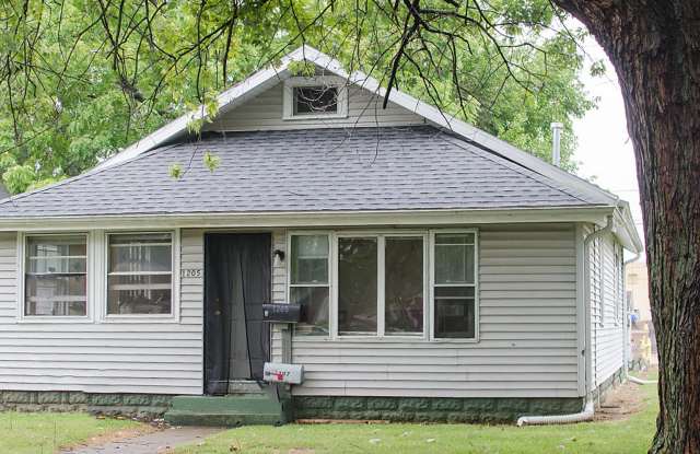 2 Bedroom 1 Bathroom House, huge loft serves as 3rd bedroom. - 1205 West Gilbert Street, Muncie, IN 47303 2 Bedroom 1 Bathroom House, huge loft serves as 3rd bedroom. - 1205 West Gilbert Street, Muncie, IN 47303