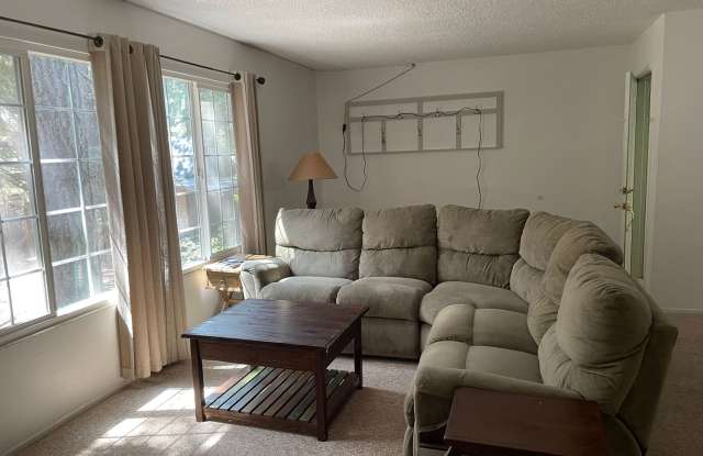 Upstairs Condo - 2 Bed, 1 Bath - Centrally Located near the Y Gallery 4