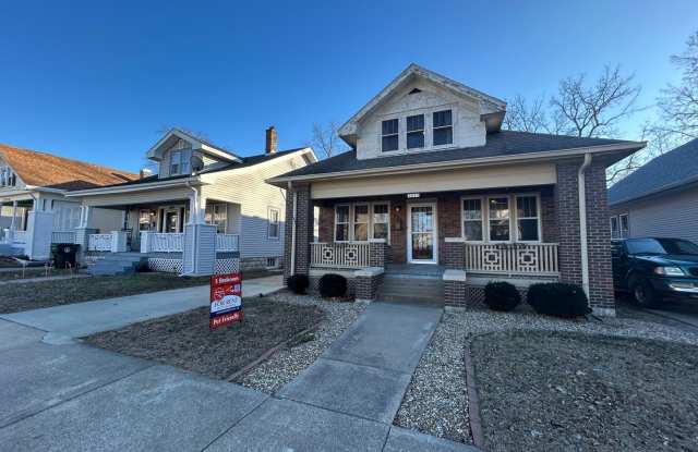 Quiet cozy bungalow in the heart of Quincy IL photos photos
