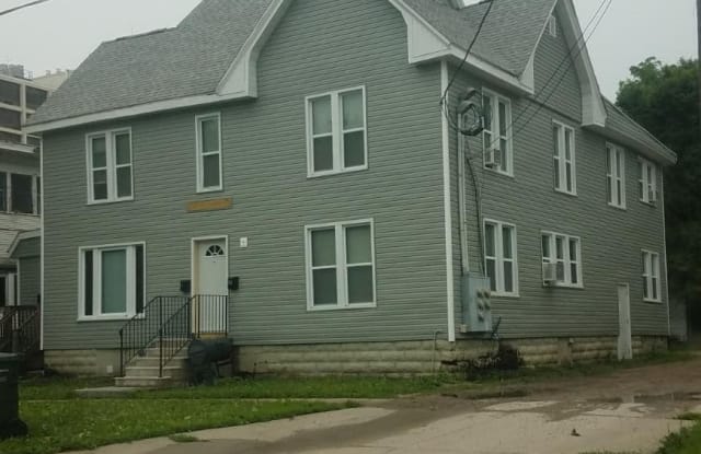 611 1/2 W 1st St - 611 West 1st Street, Waterloo, IA 50701