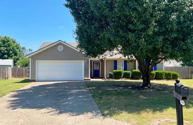 3 Bed, 2 Bath with Vaulted Living Room, Walk-In Shower, and Privacy-Fenced Yard photos photos