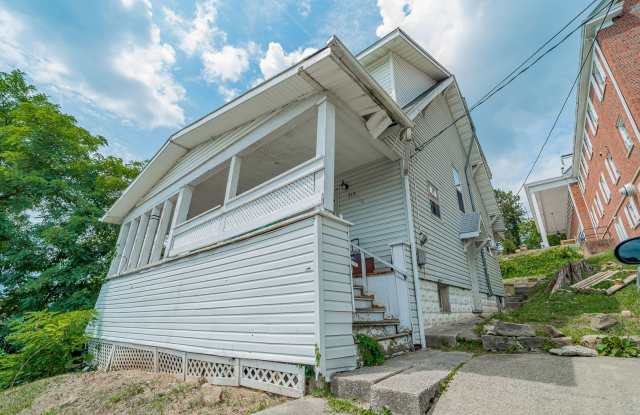 4 Bedroom/ 2 Bathroom House - Downtown - Available 06/02/2027 Gallery 1