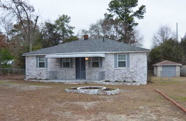 Nice 3 Bedroom w/ Great Fenced Back Yard photos photos