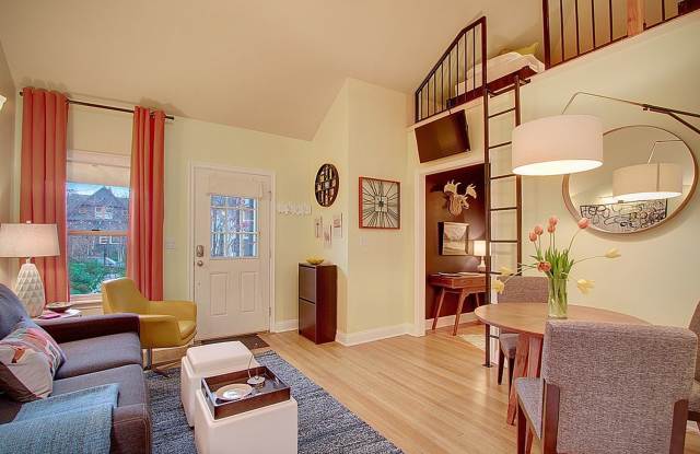 Furnished Cozy Bungalow Style Condo in Capitol Hill Gallery 3