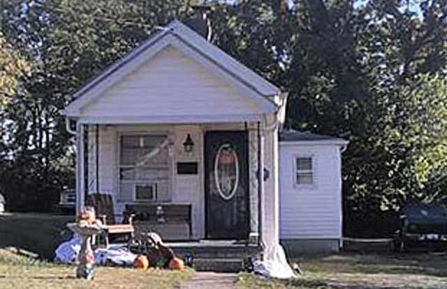COMING SOON! Cozy One Bedroom House Near Downtown Lexington! Off-Street Parking photos photos